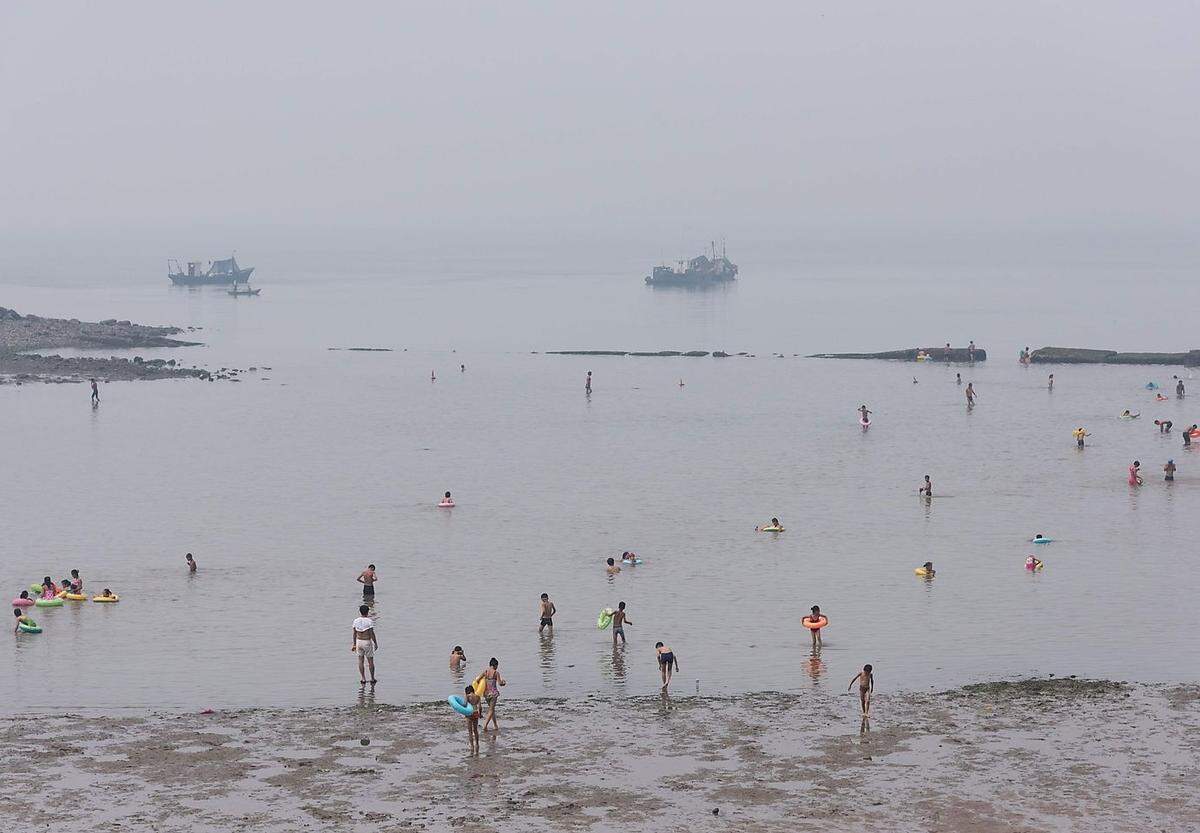 An den auch als "West Sea Barrage" bekannten Stränden am Ende einer acht Kilometer langen Barriere am Taedong-Fluss, die Nordkoreas Hauptstadt vor der Invasion einer feindlichen Flotte schützen soll, toben dieser Tage Kinder mit Schwimmreifen im Wasser...