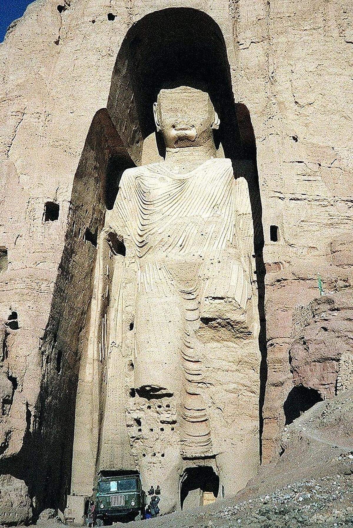 Das Zerstörungswerk der Taliban ging in zwei Schritten vor sich: Zuerst zerschlugen sie im September 1998 den Kopf der kleineren Statue und ließen es zunächst dabei bewenden.