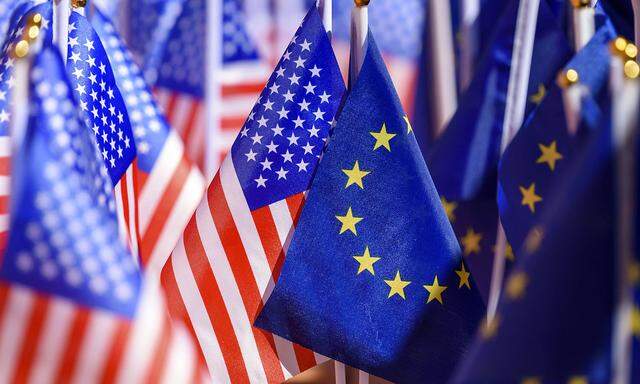 US-Flaggen mit EU-Flaggen