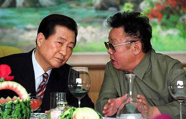 Der ehemalige südkoreanische Präsident Kim Dae Jung (links im Bild, Präsident von 1998 bis 2003) wurde für seinen Beitrag zur Verständigung und Versöhnung mit dem kommunistischen Nordkorea geehrt.
