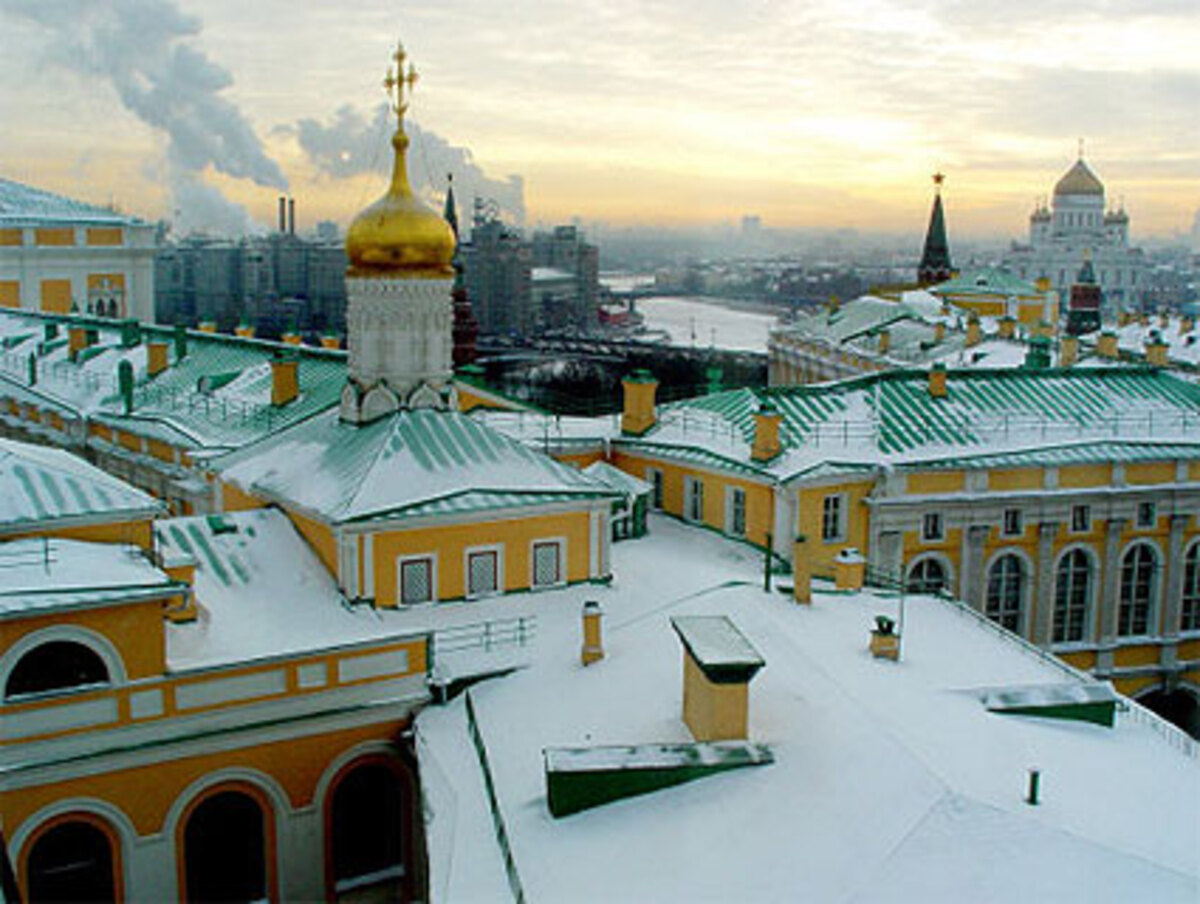 Für die fünfte Wahl zur Staatsduma in postsowjetischer Zeit gilt erstmals ein verschärftes Wahlgesetz. Die Direktkandidaten wurden ebenso abgeschafft wie die Mindestwahlbeteiligung von einst 25 Prozent. Zugelassen sind nur noch landesweit organisierte Parteien mit mindestens 50.000 Mitgliedern. Für den Einzug ins Parlament wurde die Hürde von fünf auf sieben Prozent angehoben. Die im internationalen Vergleich hohe Sperrklausel findet keine Anwendung, wenn nur eine Partei sie überwindet. In diesem Fall zieht auch der zweitplatzierte Bewerber in die Duma ein.