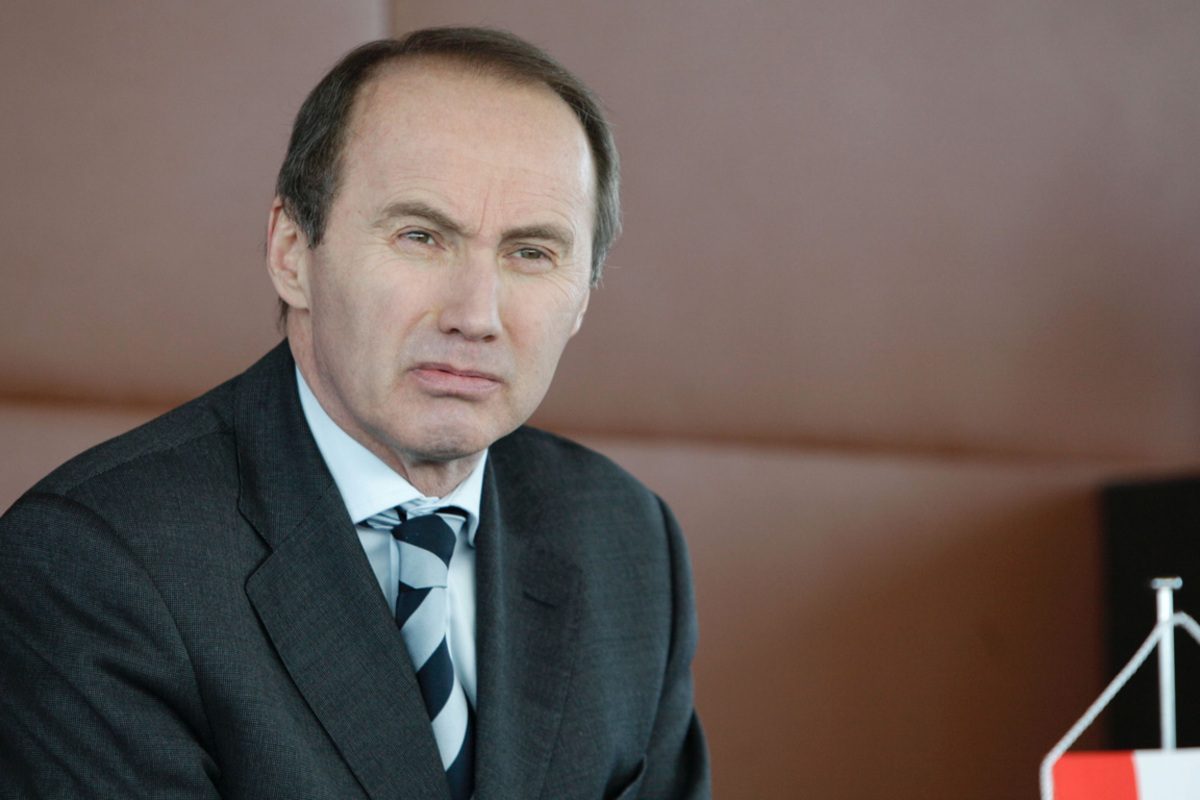 "Ich bedauere die Umstände, die Josef Pröll zu diesem Schritt veranlasst haben. Es ist aber auch Ausdruck seiner inneren Freiheit und Stärke",sagt der ÖVP-Delegationsleiter im EU-Parlament, Othmar Karas. Er sieht im Rücktritt seines Parteiobmanns "persönliche, keine politischen Gründe".