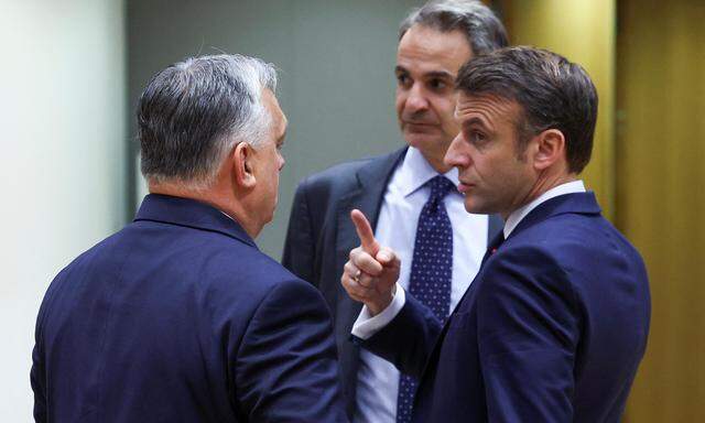 Gutes Zureden in Brüssel: Viktor Orbán (l.) ließ die Argumente von Kyriakos Mitsotakis und Emmanuel Macron (r.) bis zuletzt an sich abperlen. 