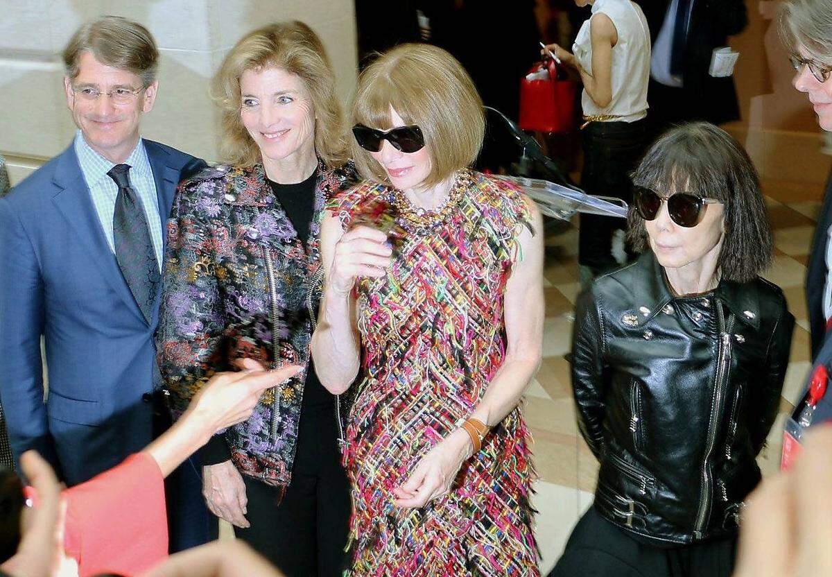 Kawakubo selbst (r.) kam zum Ausstellungs-Preview mit Anna Wintour (US-"Vogue", 2. v. r.) und der ehemaligen US-Botschafterin in Japan, Präsidententochter Caroline Kennedy (2. v. l.). Die Schau ist bis zum 4. September im Met zu sehen.