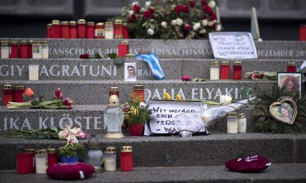 Am 19. Dezember 2016 verübt der Tunesier Anis Amri einen Anschlag auf den Weihnachtsmarkt an der Berliner Gedächtniskirche. Amri steuert einen Lastwagen in die Besucher des Marktes. Bei dem Anschlag, zu dem sich der IS bekennt, werden zwölf Menschen getötet und mehr als 40 weitere verletzt. Am 23. Dezember wird Amri in Sesto San Giovanni im Großraum Mailand bei einer Polizeikontrolle erschossen.