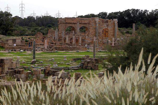 Etwas vom Radar der Öffentlichkeit verschwunden ist der Bürgerkrieg in Libyen. Auch hier gibt es zahlreiche antike Ruinenstätten, darunter das berühmte Leptis Magna. Als dort 2011 die Kämpfe zwischen Armee und Milizen tobten, kam der lokale Antikenchef auf eine originelle Idee: Man schickte Schäfer mit ihren Herden in die Ruinen, um die Tiere dort grasen zu lassen. Damals hat dies die Bewaffneten abgehalten. Gegen den Furor der Jihadisten wird es kaum helfen.