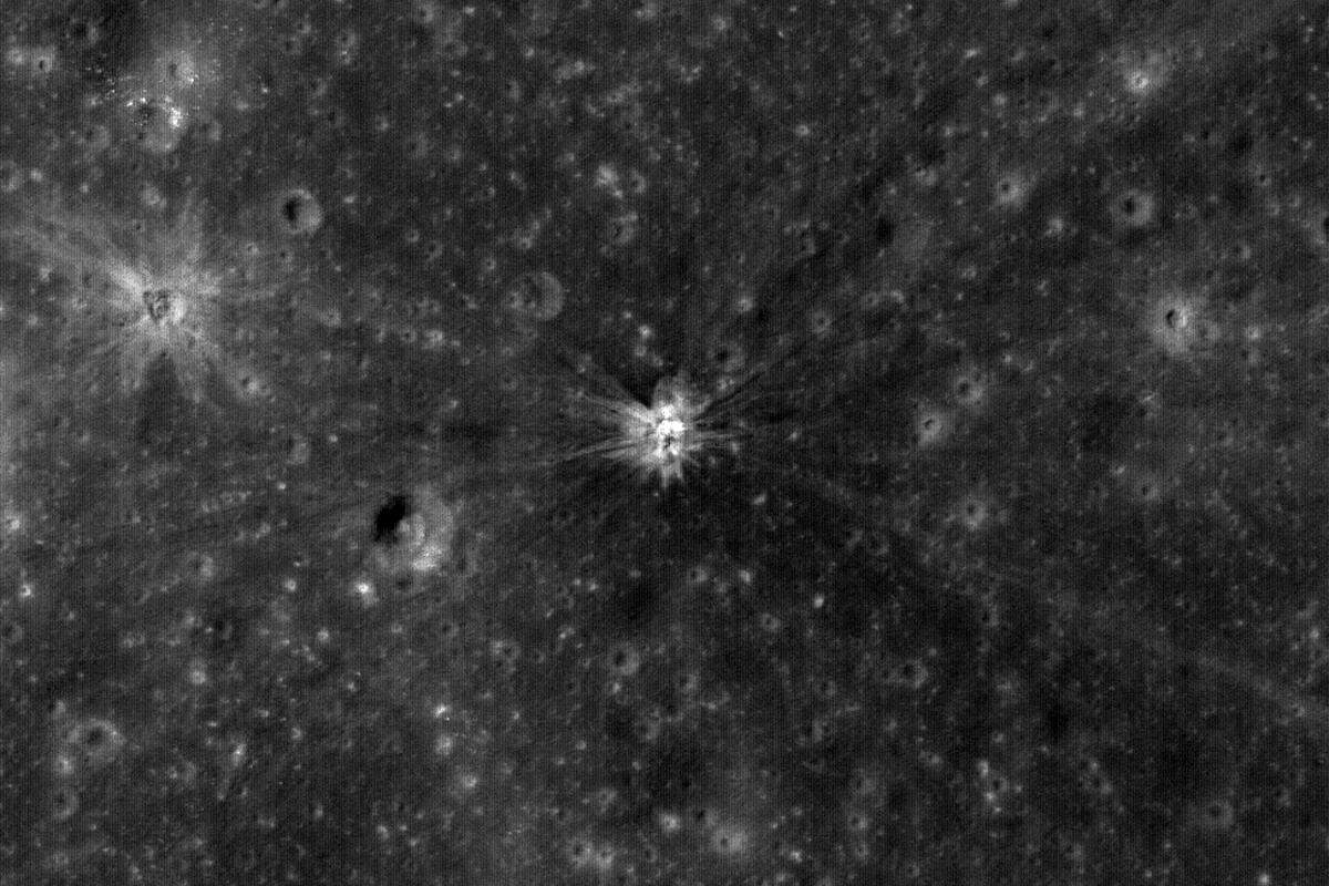 Im Mittelpunkt dieses Bildes der NASA ist ein Krater zu erkennen, der vor 40 Jahren von Menschenhand in die Mondoberfläche gesprengt wurde. Damals wurde im Zuge der Apollo 14 Mission die Oberstufe der Rakete kontrolliert zum Absturz gebracht, um die dabei entstehenden Schwingungen mit zuvor angebrachten Seismographen zu messen. Die Spuren des Strahlensystems, welches dabei entstand, erstrecken sich in etwa 1,5 Kilometer weit über die Mondoberfläche.