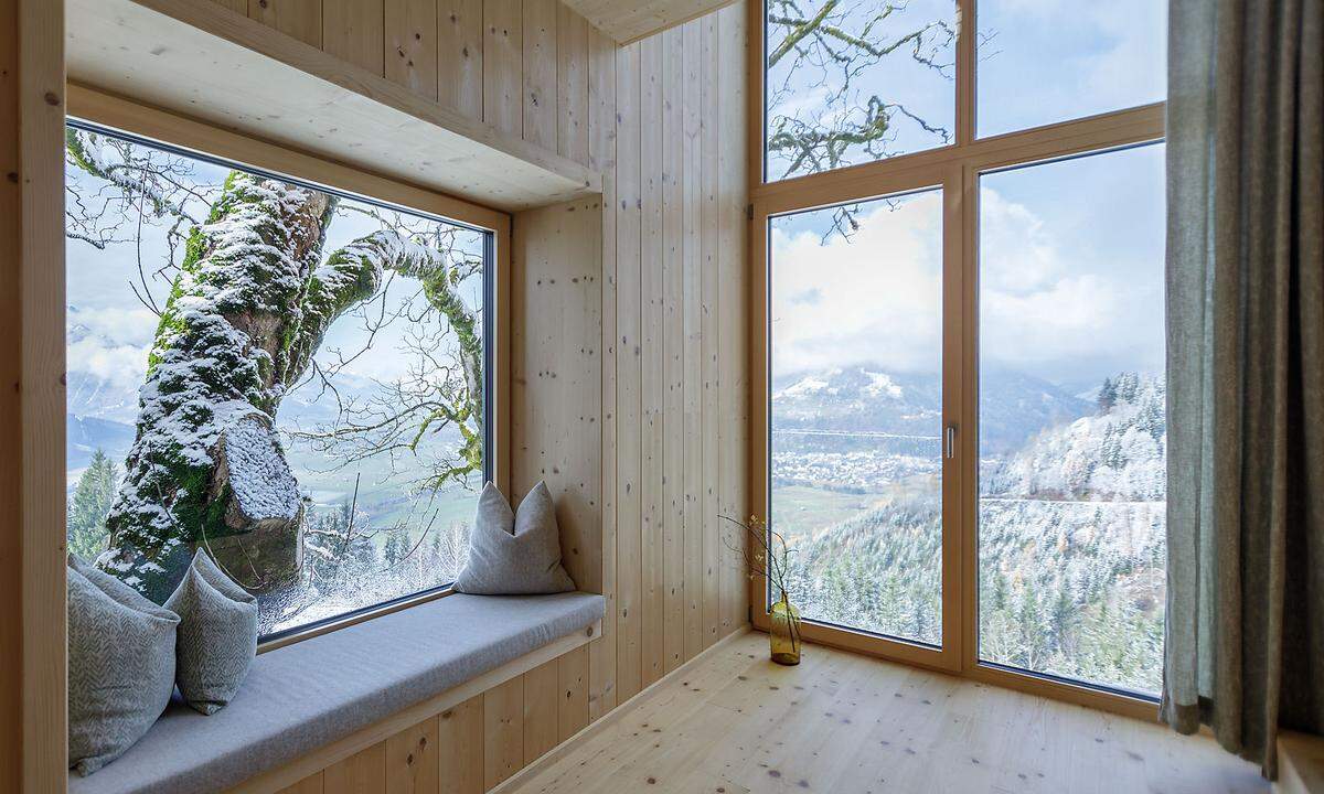 Designt von Georg Gappmaier, beschirmt von zwei mächtigen Ahornbäumen: Die Baumhaussuite – 55 m2 Wohnfläche samt Küche, Bad, Sauna, Wohn- und Schlafraum auf Stelzen – lädt am Rand des Nationalparks Hohe Tauern auf drei Ebenen zum Relaxen in der Natur ein. Zu finden ist das Häuschen mit rund 500 weiteren Objekten im aktuellen Bildband "Urlaubsarchitektur, Selection 2019". (red., 8. 11. 2018)