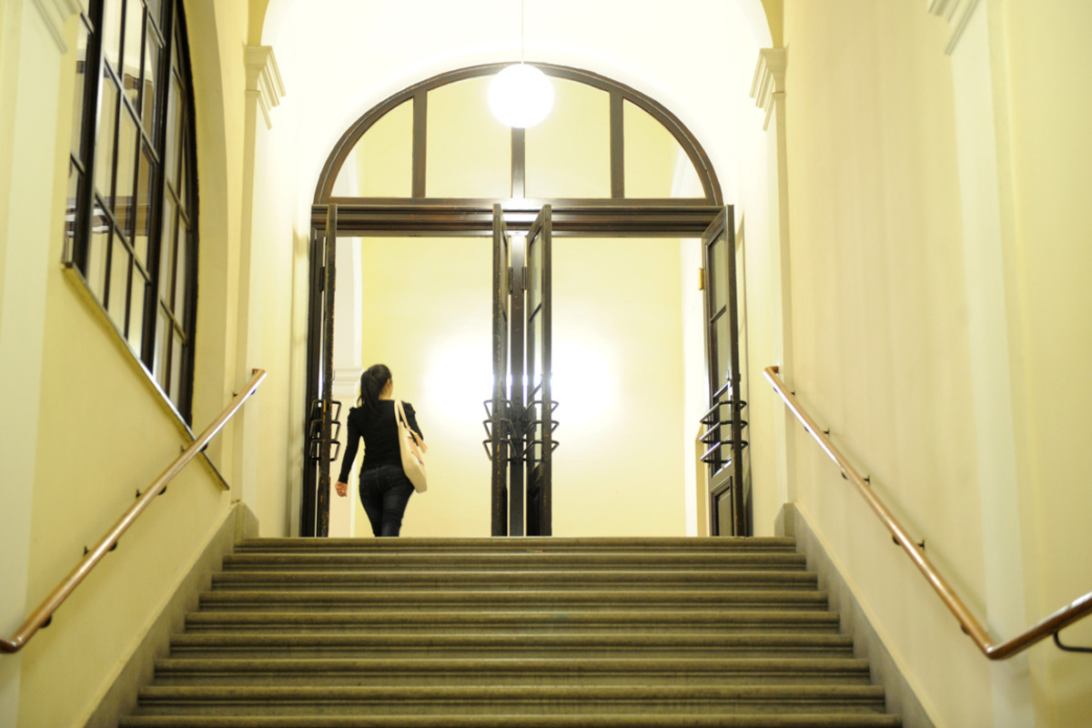 Acht der 21 Unis haben sich dafür entschieden, in Eigenregie Studiengebühren einzuheben. Nicht-EU-Bürger und Langzeitstudenten müssen 363,36 Euro pro Semester zahlen. Studenten versuchen mit Bescheidbeschwerden, beim VfGH eine Aufhebung der Gebührenregelung zu erreichen.