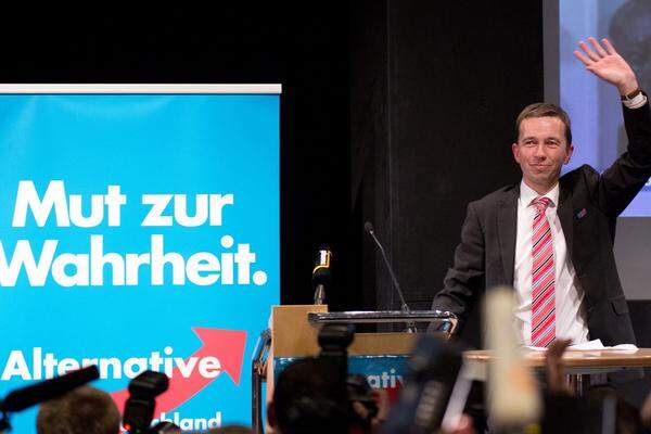 AfD- Chef Bernd Lucke gab sich vor seinen Anhängern sicher, dass die Fünf-Prozent-Hürde doch nocht geschafft werde: "Wir wissen bereits jetzt, dass die anderen Parteien gelernt haben, dass sie sich nicht alles erlauben können." Die AfD habe die Demokratie "ertüchtigt, nachdem in den vergangenen vier Jahren "soviel an Entartungen von Demokratie und Parlamentarismus" gegeben habe.