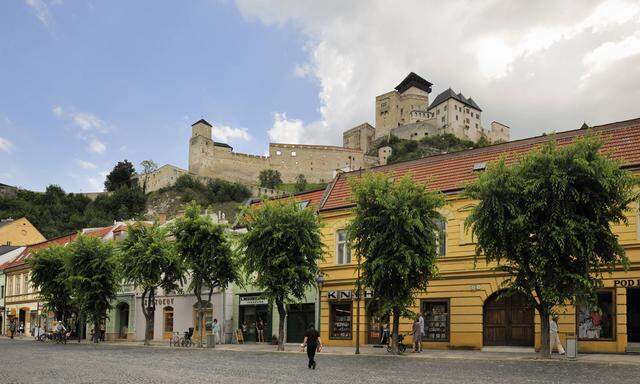 Über dem Waagtal thront die Burg Trenčin. 