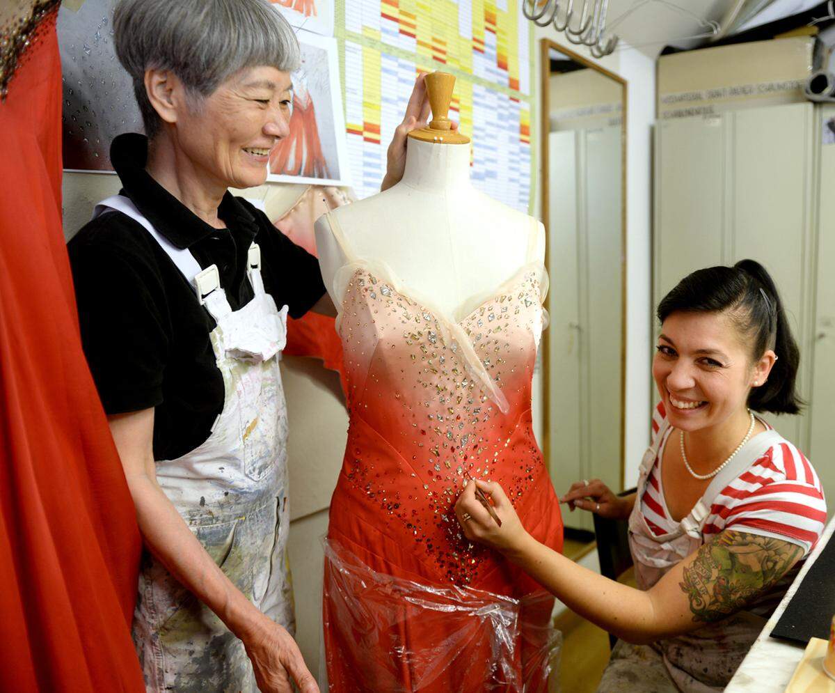 "Wir sind beim dritten Kleid schlauer geworden", lobte Kostümmalerin Kaname Kiyono ihr Team. "Für das erste benötigte Nina noch zwei Wochen." Für die Hotfix-Technik würden im Swarovski-Labor spezielle Lötkolben verwendet, was aber zeitaufwendiger sei.