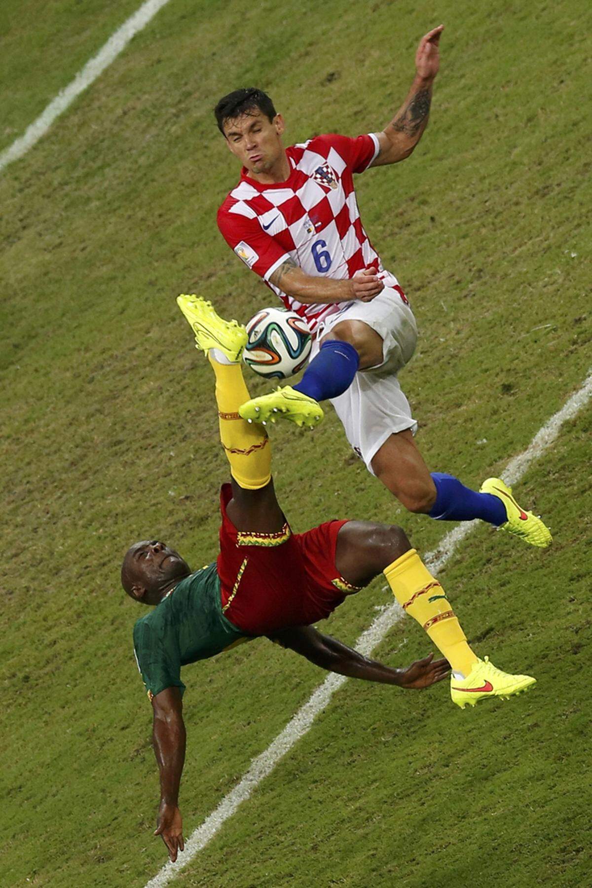 Kroatien schießt Kamerun mit 4:0 ab und wahrt die Aufstiegschance. Die Afrikaner zeigen gegen Ende Auflösungserscheinungen, Benoit Assou-Ekotto versetzt gar seinem eigenen Teamkollegen einen Kopfstoß.