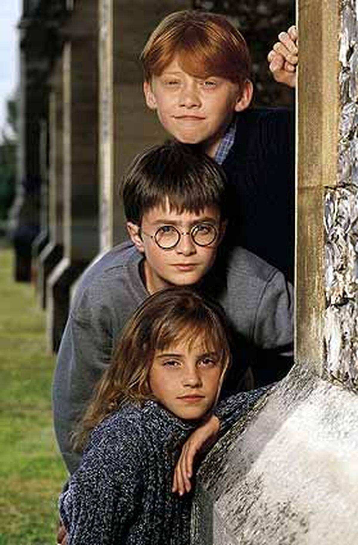 Im Jahr 2000 werden die Hauptdarsteller der "Harry Potter"-Filme vorgestellt. Emma Watson (unten) stellt 4000 Mitbewerberinnen für die Rolle der Hermine Granger in den Schatten, Daniel Radcliffe (Mitte) überzeugt als Zauberlehrling Harry Potter und Rupert Grint (oben) soll als Ron Weasley zu Ruhm kommen. Die Jungmimen sind zu diesem Zeitpunkt gerade mal zehn, elf und zwölf Jahre alt.