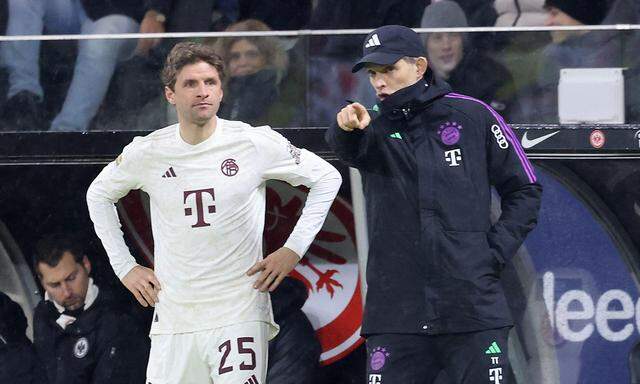 Bayern-Coach Thomas Tuchel (r.) und Thomas Müller sind bedient.