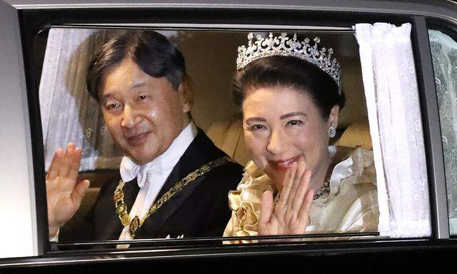 Das Kaiserpaar Stunden nach der tausend Jahre alten Zeremonie auf dem Weg zum Staatsbankett.