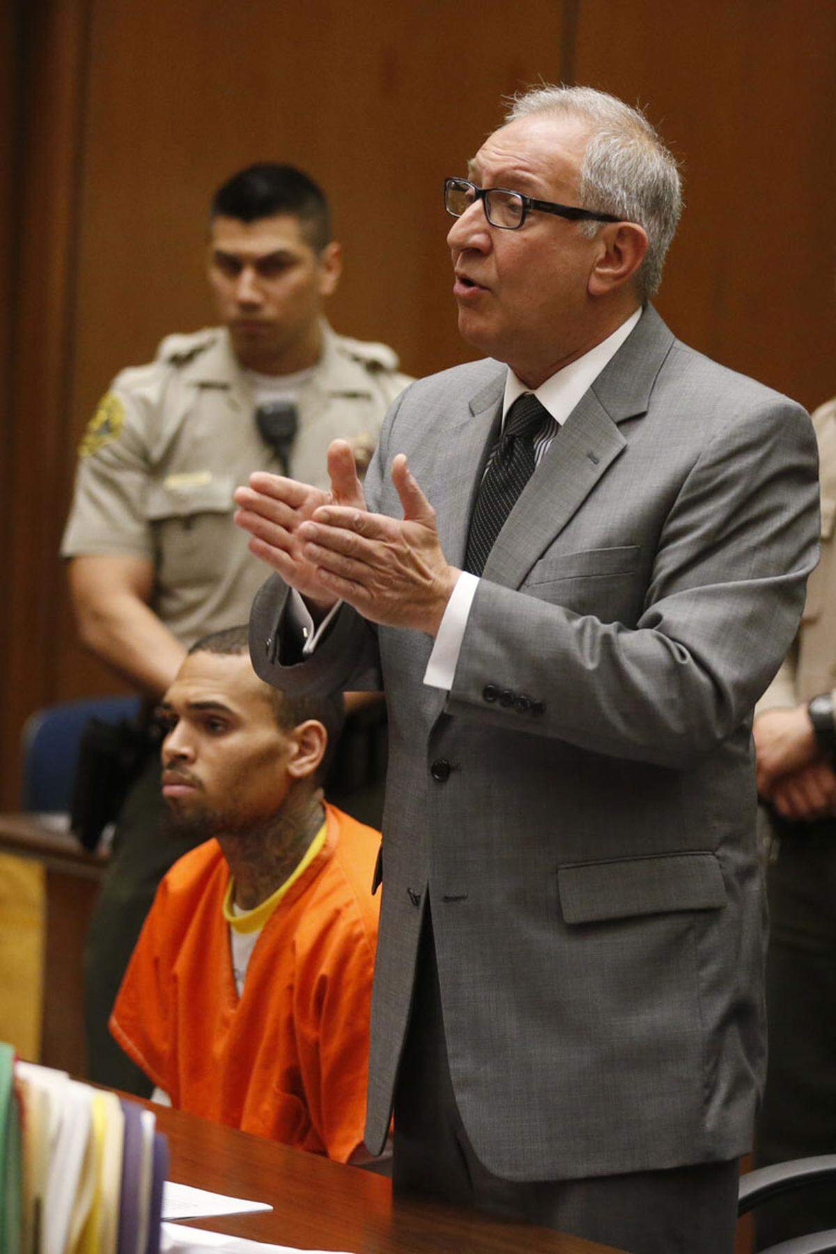 Der amerikanische Sänger Chris Brown wurde im Mai 2014 wegen Verletzung von Bewährungsauflagen zu 131 Tage Haft verurteilt. Browns Anwalt, Mark Geragos, hofft aber auf eine baldige Freilassung. Haftverkürzungen sind in Kalifornien üblich. Ein Grund für diese Regelung sind die überfüllten Gefängnisse des Westküstenstaates.