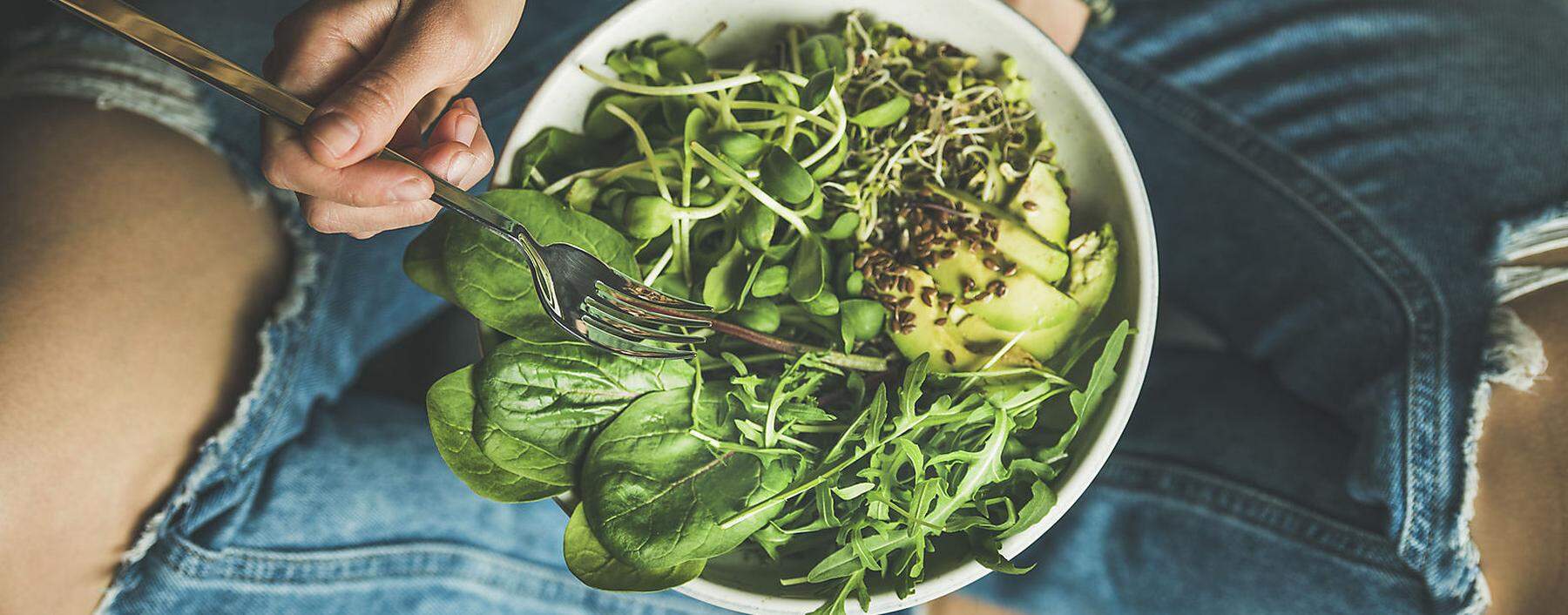 Eine rein pflanzliche Ernährung ist schwierig aufrechtzuerhalten – das Risiko einen Nährstoffmangel zu bekommen ist hoch.