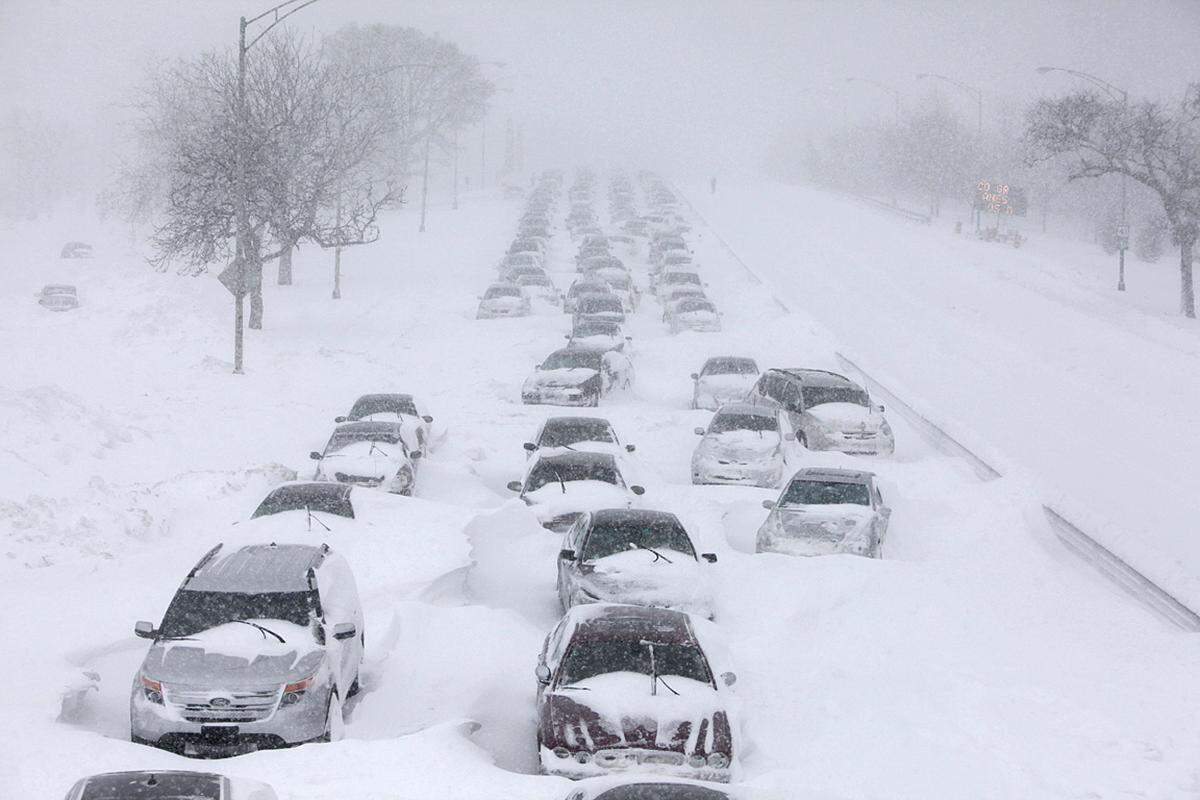 Besonders schwer erwischte es die Millionenmetropole Chicago in Illinois. Hier schneite es so heftig, dass sich die weiße Pracht binnen weniger Stunden mehr als 40 Zentimeter hoch auftürmte.