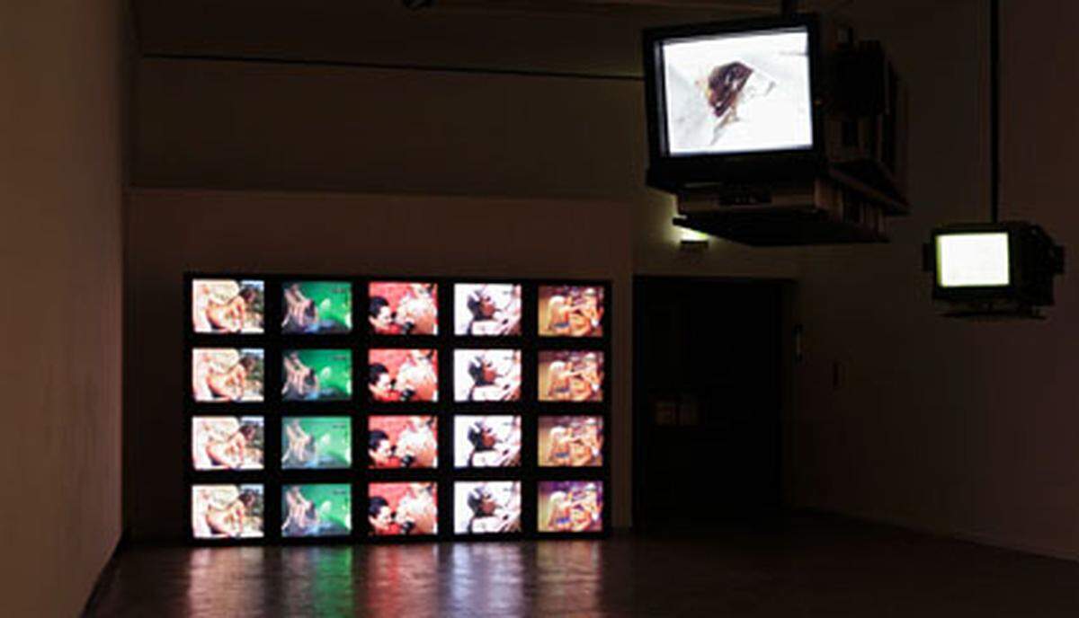 ... kommerzielle pornografische Filme. Die wurden für "The Porn Identity" eingefärbt. Im Bild: "Rainbow Wall", Ausstellungsansicht, Kunsthalle Wien (c) Foto: Stephan Wyckoff; Kunsthalle Wien, 2009 