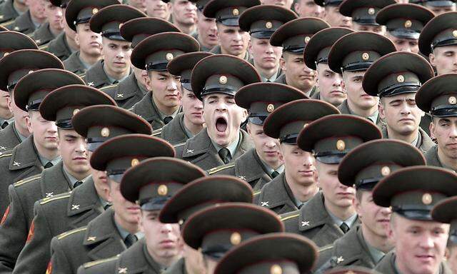 Russische Soldaten bei Militärparade