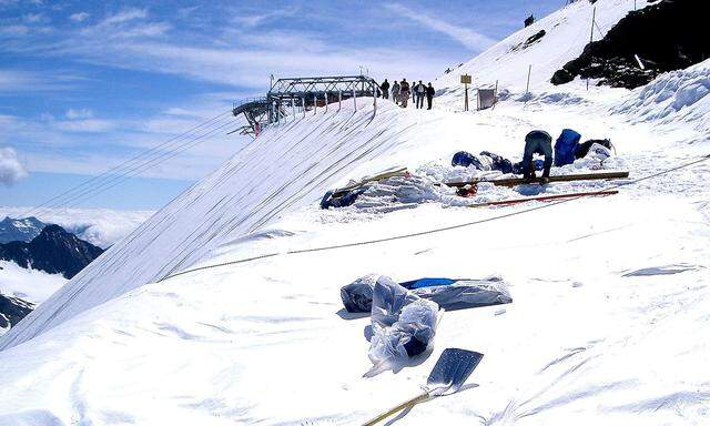 Auf einer Seehöhe von 3350 Metern verließ der Snowboarder die ausgeschilderte Piste, um im Tiefschnee weiterzufahren. (Archivbild)