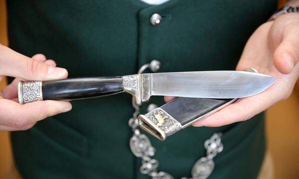 Trachtenmesser in der Lederhose und Jagdmesser, die der Jäger trägt, sind von dem Verbot ausgenommen.