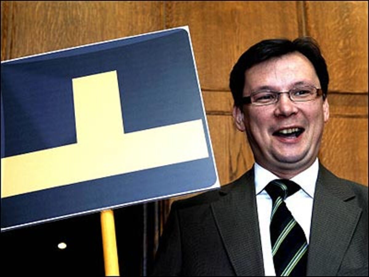 "Die salbungsvollen Worte in schriftlichen Abkommen sind die Theorie; Untergriffe und persönliche Diffamierungen seitens der ÖVP sind die Praxis."  SPÖ-Bundesgeschäfts-führer Norbert Darabos verkündete, die SPÖ habe größtes Interesse an einem fairen Wahlkampfstil. Im Bild: Darabos präsentierte im Mai die neue SPÖ-Kampagne "Schwarz-Orange in der Sackgasse".