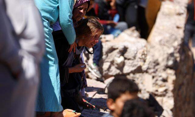 Herzzerreißende Szenen: Ein Mädchen trauert in Moulay Brahim um einen Elternteil, der beim Beben ums Leben kam. 