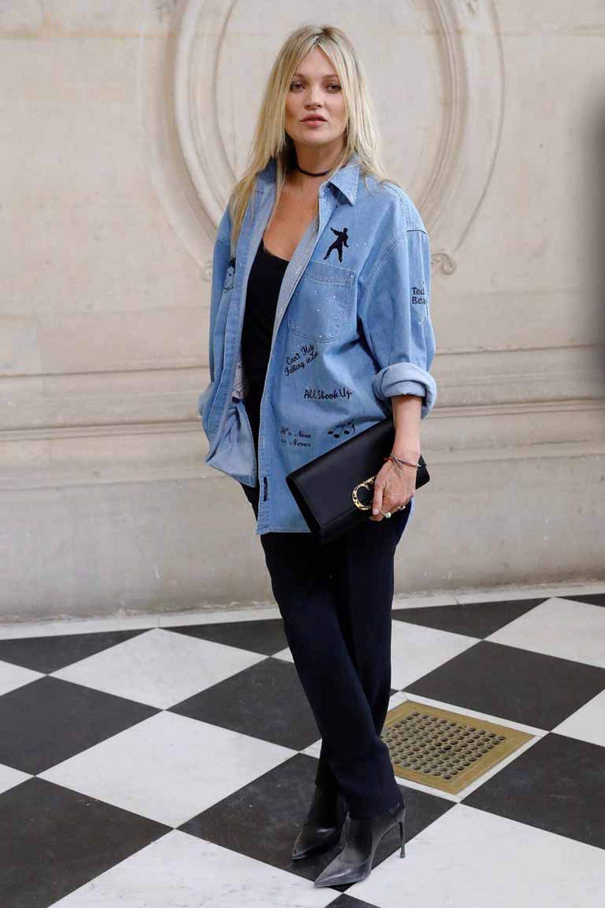 Topmodel Kate Moss lief für Dior bei der Pariser Modewoche nicht über den Laufsteg, sondern schaute im Jeanshemd von der ersten Reihe aus zu.