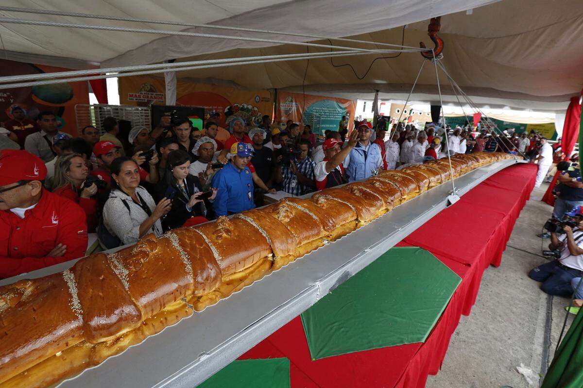 In Venezuela setzt man unterdessen auf Mehl und Salz statt auf Glühbirnen. In Caracas entstand im November ein 284 Kilogramm schweres Pan de Jamon. Das gebackene Schinkenbrot wird hier traditionell nicht zu Ostern gegessen, sondern zu Weihnachten. Das Ziel war in diesem Fall allerdings ein Eintrag im Guinness Buch der Rekorde.