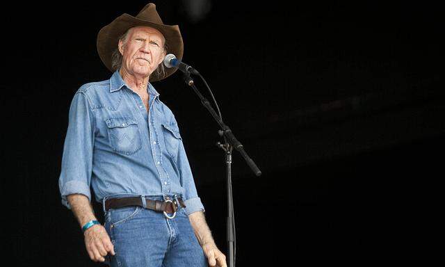 Jun 19 2009 Pryor Oklahoma USA BILLY JOE SHAVER performs on the main stage at the Country Fev