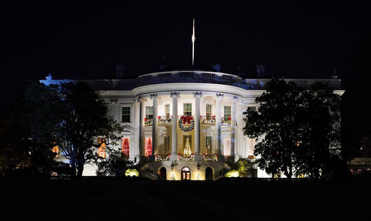 Gute Nacht. Das Weiße Haus erleuchtet den Abendhimmel. 