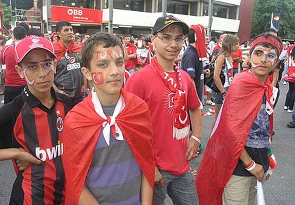 Die türkische Jugend hatte allerdings dann doch ein bisschen Sorgenfalten vor dem Match gegen Deutschland im Gesicht.