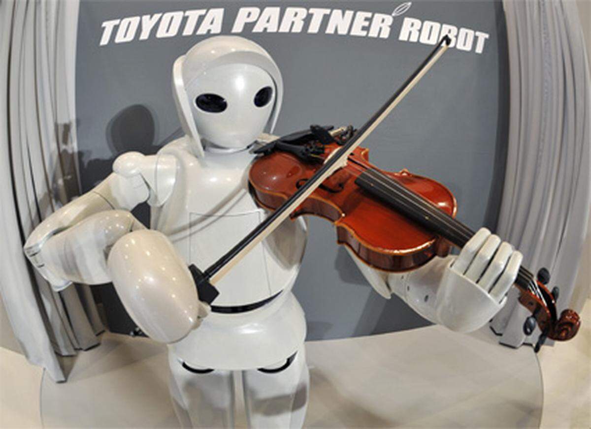Dieser Geigenroboter von Toyota kann Töne auf einer Violine exakt nachspielen. Allerdings soll die musikalische Darbietung etwas, nun ja, mechanisch und leblos geklungen haben.
