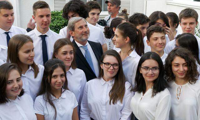 EU-Kommissar Johannes Hahn besuchte die erste Europa-Schule außerhalb der EU in Tiflis, Georgien.