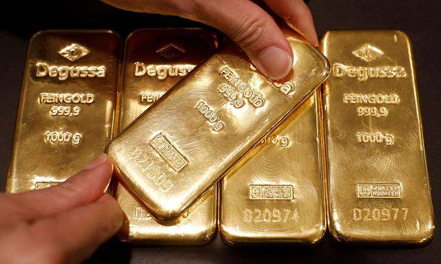Je stärker die US-Währung ist, desto teurer wird der Kauf von Gold – das in Dollar notiert – für internationale Investoren.