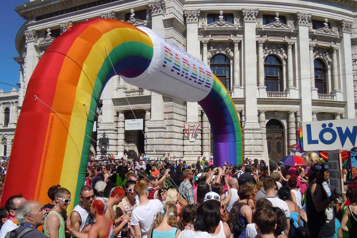Bunter Protestzug in der Wiener City: Mit etwas Verspätung ist am Samstagnachmittag die mittlerweile 17. Regenbogenparade gestartet. Um 15.20 Uhr setzte sich der Zug beim Rathausplatz in Bewegung, um gegen die Diskriminierung von Homosexuellen und Transgender-Personen zu demonstrieren.