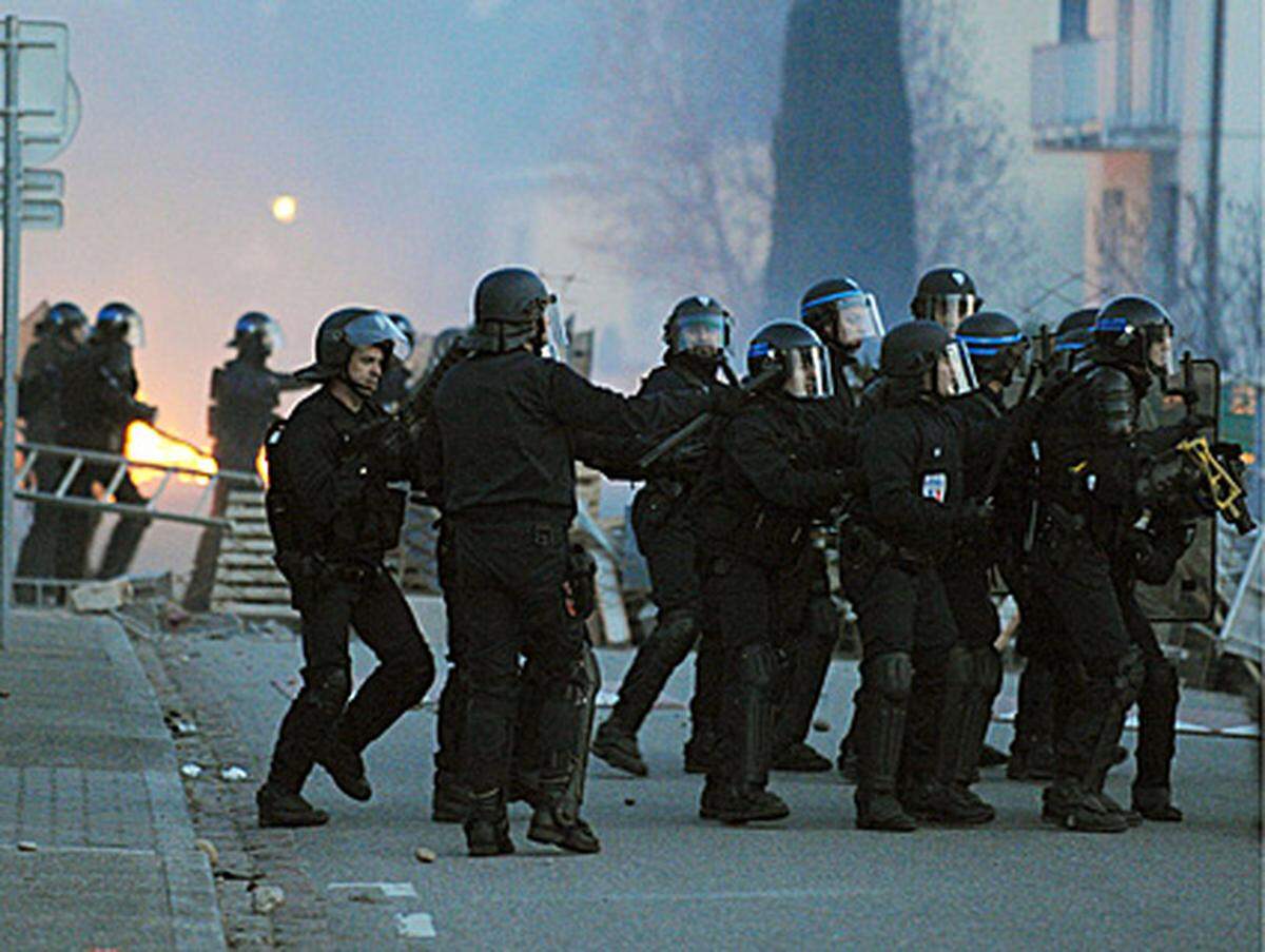 versuchte die Demonstranten zurückzudrängen.