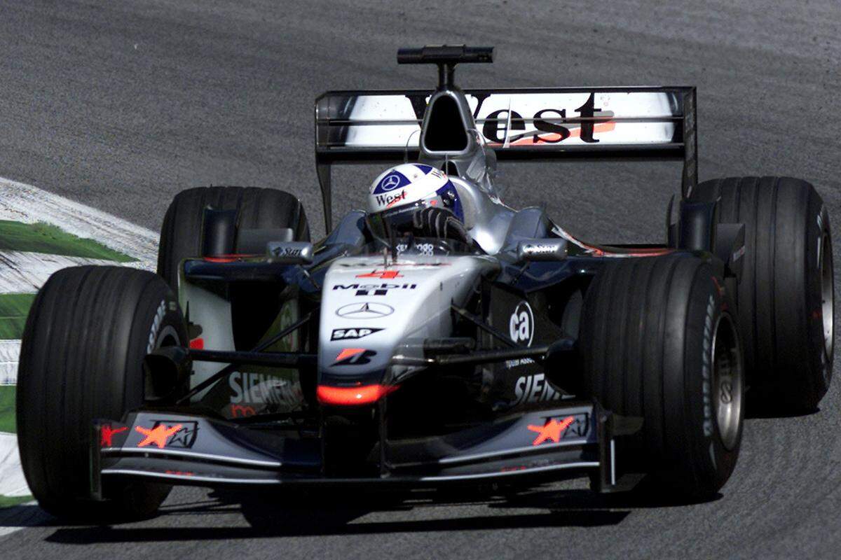 Nach vier zweiten Plätzen in Serie in Österreich feierte Coulthard im "Silberpfeil" den ersten Triumph auf dem A1-Ring. In einem wahren Motorsport-Krimi setzte sich der Schotte dank perfekter Boxen-Strategie vor den beiden Ferraris von Michael Schumacher und Rubens Barrichello durch, der in der letzten Runde der Teamorder Folge leistete und den Weltmeister passieren ließ.