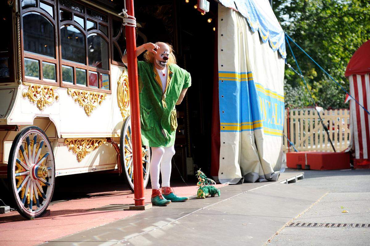 Warten auf die Gäste: Vor der Vorstellung begrüßt Anatoli mit seinen Clownkollegen die Besucher.