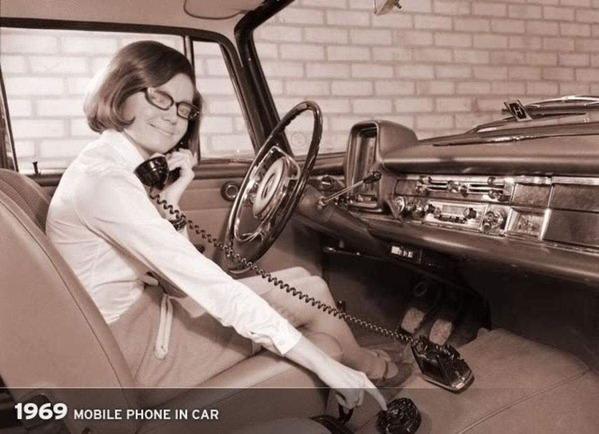 Die nächsten mobilen Telefone waren in Autos eingebaut. 1946 hatte die Bell Telephone Company in den USA ihren Autotelefonservice gestartet. Für diese Dame, die 1969 im Auto zum Hörer greift, war das Autotelefon also keine Besonderheit mehr.