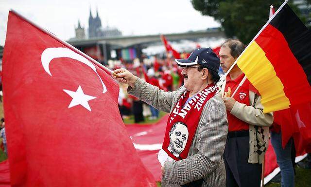 Erdogan-Anhänger bei einer Demonstration in Köln.