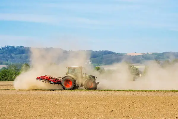 Archivbild: Ein österreichischer Landwirt im Einsatz mit seinem Traktor.