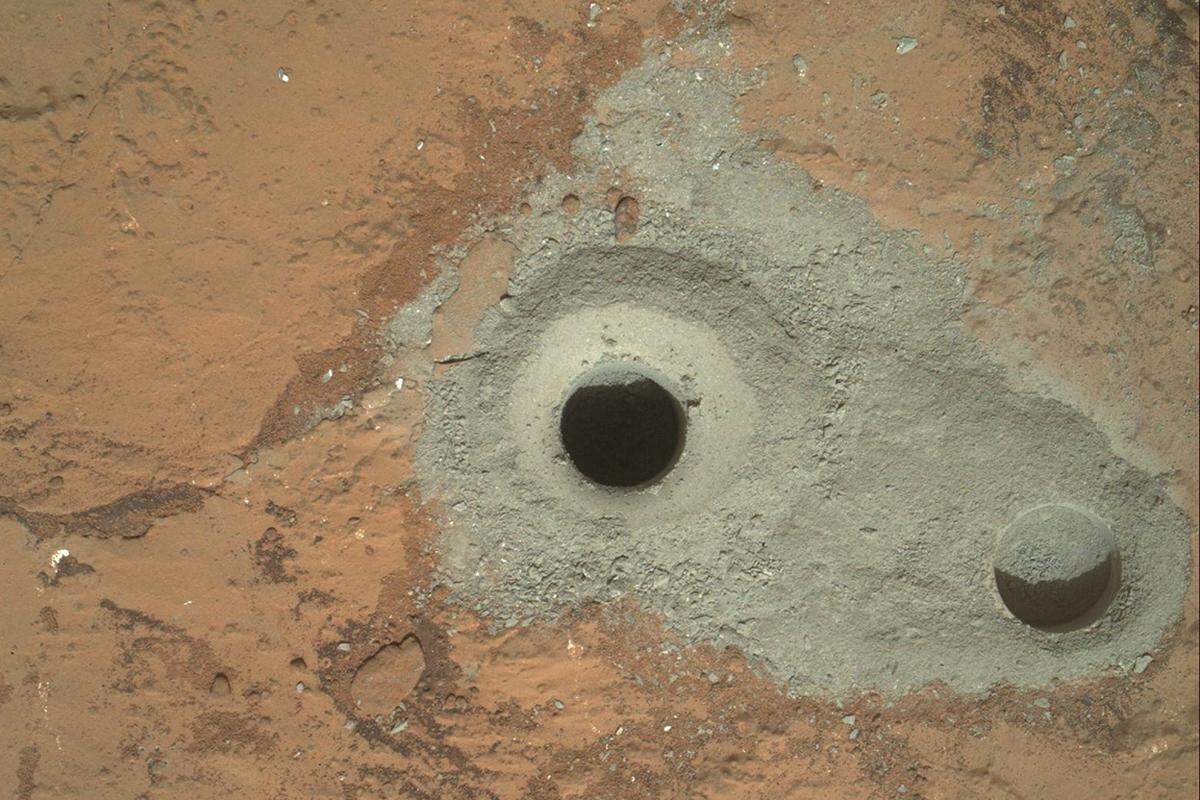 "Curiosity" hatte mit einem an seinem Roboter-Arm befestigten Bohrer etwa einen Teelöffel voll Gesteinsstaub aus einem Stein herausgeholt. Erst Mitte Februar konnten die Nasa-Wissenschaftler aber mithilfe von Fotos überprüfen, dass der Rover die Probe auch wirklich erfolgreich aufgenommen hat.