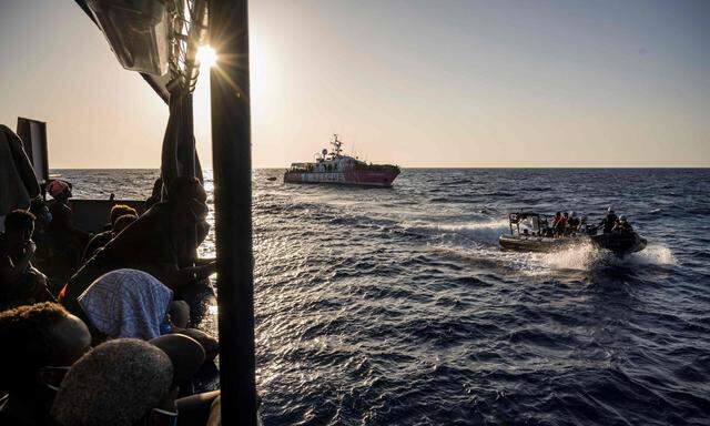 Gefährliche Überfahrt an die Küsten Europas: Immer wieder müssen Hilfsorganisationen in Seenot geratene Flüchtlinge aus stürmischen Gewässern im Mittelmeer retten (auf dem Bild eine Rettungsaktion am Wochenende im Umkreis von Malta).
