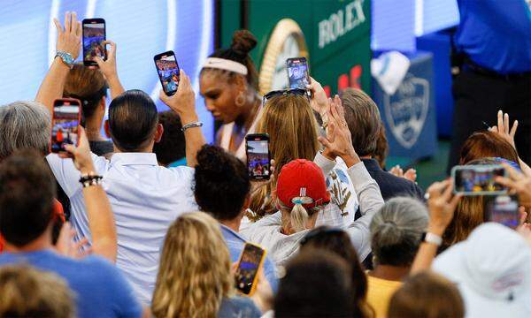 Serena Williams verlässt nach der Niederlage den Platz.