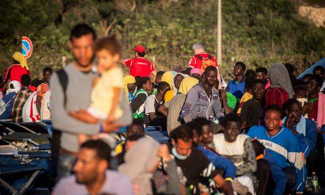  Seit Montag haben rund 9000 Migranten die italienische Insel erreicht - das ist fast ein Drittel mehr als Lampedusa Einwohner hat.
