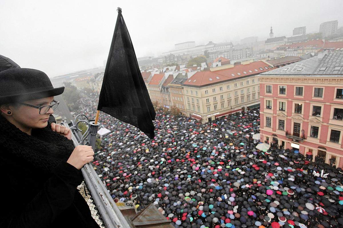 Bereits am Samstag hatte es ähnliche Kundgebungen in Polen gegeben. Auf Initiative des Bürgerkomitees "Stoppt Abtreibung" war vergangene Woche im Parlament ein Gesetzesentwurf für ein praktisch vollständiges Verbot von Abtreibungen eingebracht worden.