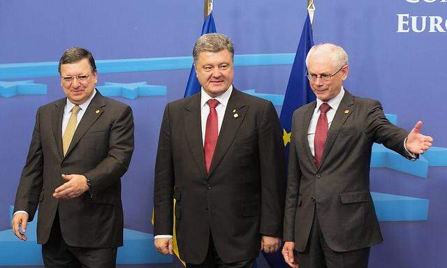 Barroso (li.), Van Rompuy (re.) mit dem ukrainischen Präsident Poroschenko (Mitte).